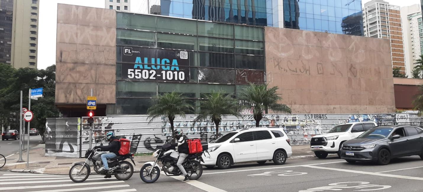 Fachada voltada para a Faria Lima — imóvel de esquina da Faria Lima com a Rua Tabapuã.