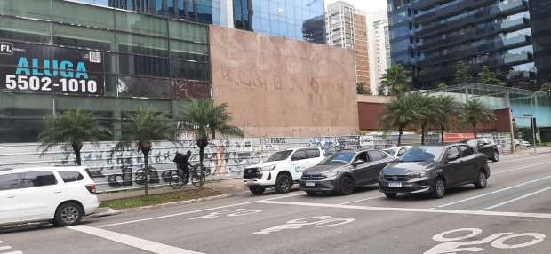 Fachada em vista oblíqua — imóvel de esquina da Faria Lima com a Rua Tabapuã.