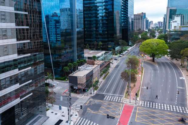 Vista elevada da esquina e da avenida — imóvel de esquina da Faria Lima com a Rua Tabapuã.