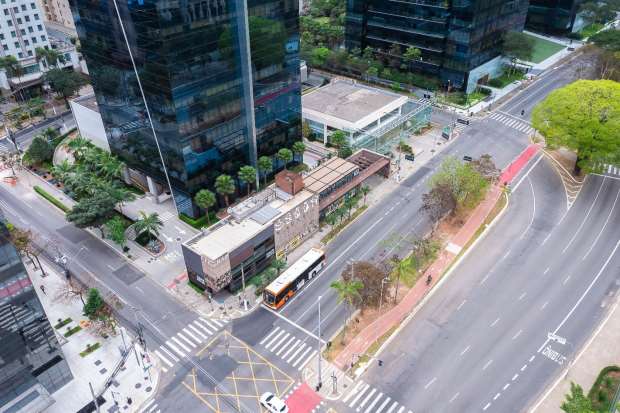 Vista aérea da frente do imóvel — imóvel de esquina da Faria Lima com a Rua Tabapuã.
