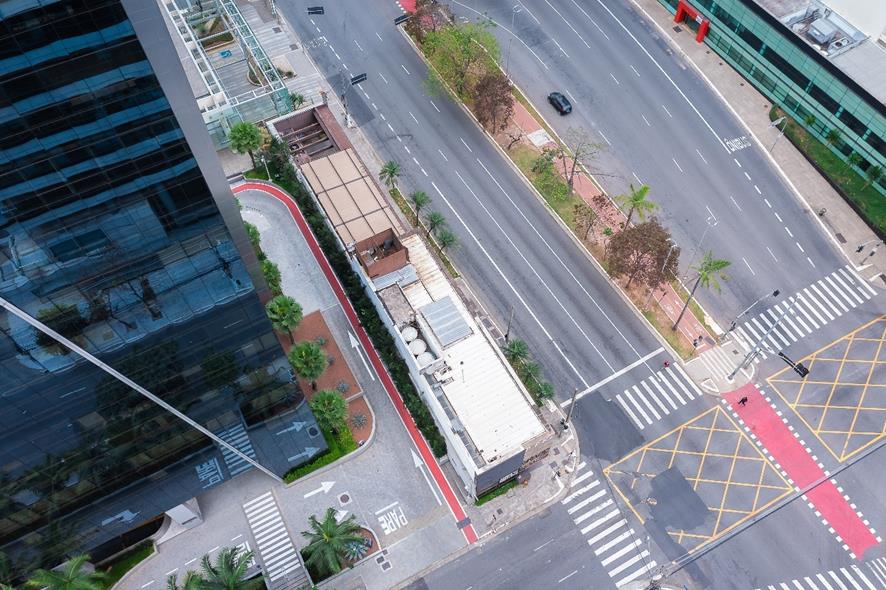 Cobertura e implantação na esquina — imóvel de esquina da Faria Lima com a Rua Tabapuã.