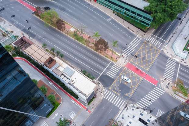Vista superior da edificação e do cruzamento — imóvel de esquina da Faria Lima com a Rua Tabapuã.