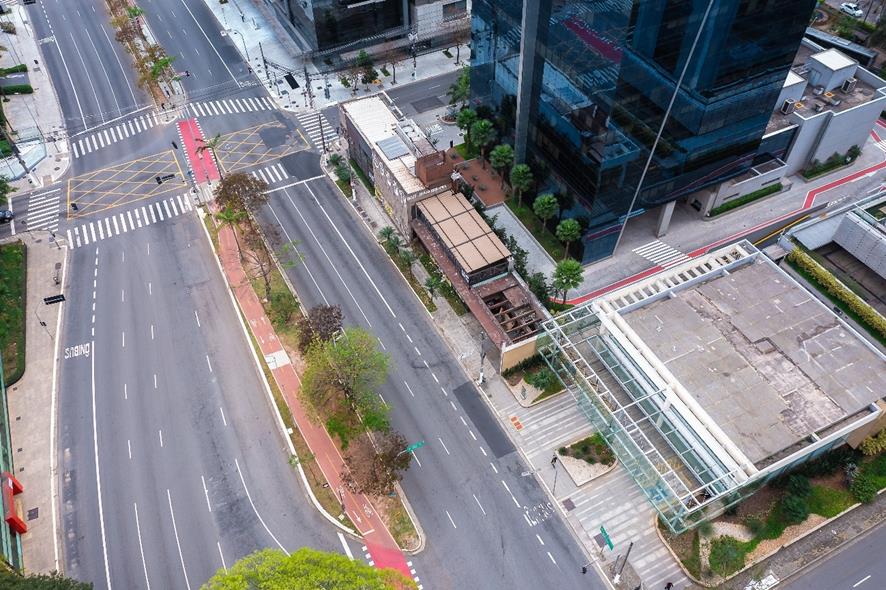 Vista aérea pelo lado oposto da avenida — imóvel de esquina da Faria Lima com a Rua Tabapuã.