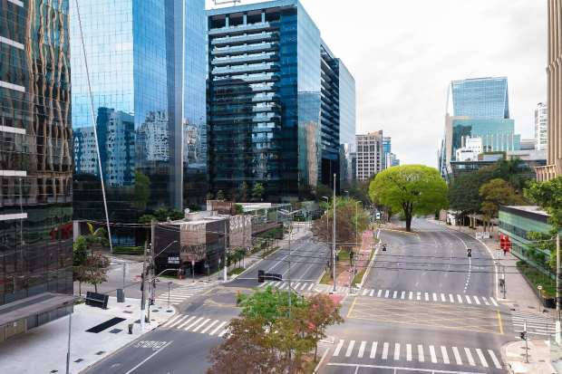 A edificação baixa junto à avenida — imóvel de esquina da Faria Lima com a Rua Tabapuã.