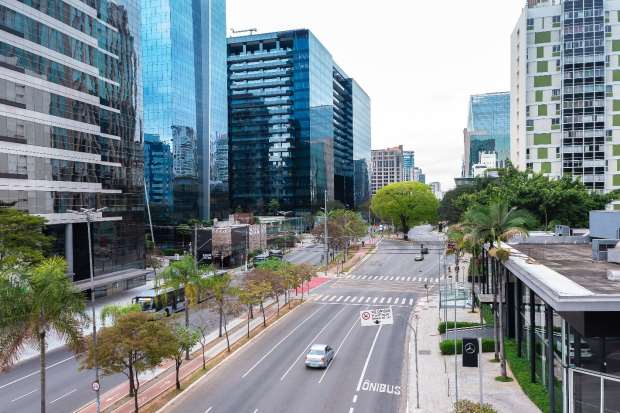Vista ampla com o imóvel à esquerda — imóvel de esquina da Faria Lima com a Rua Tabapuã.